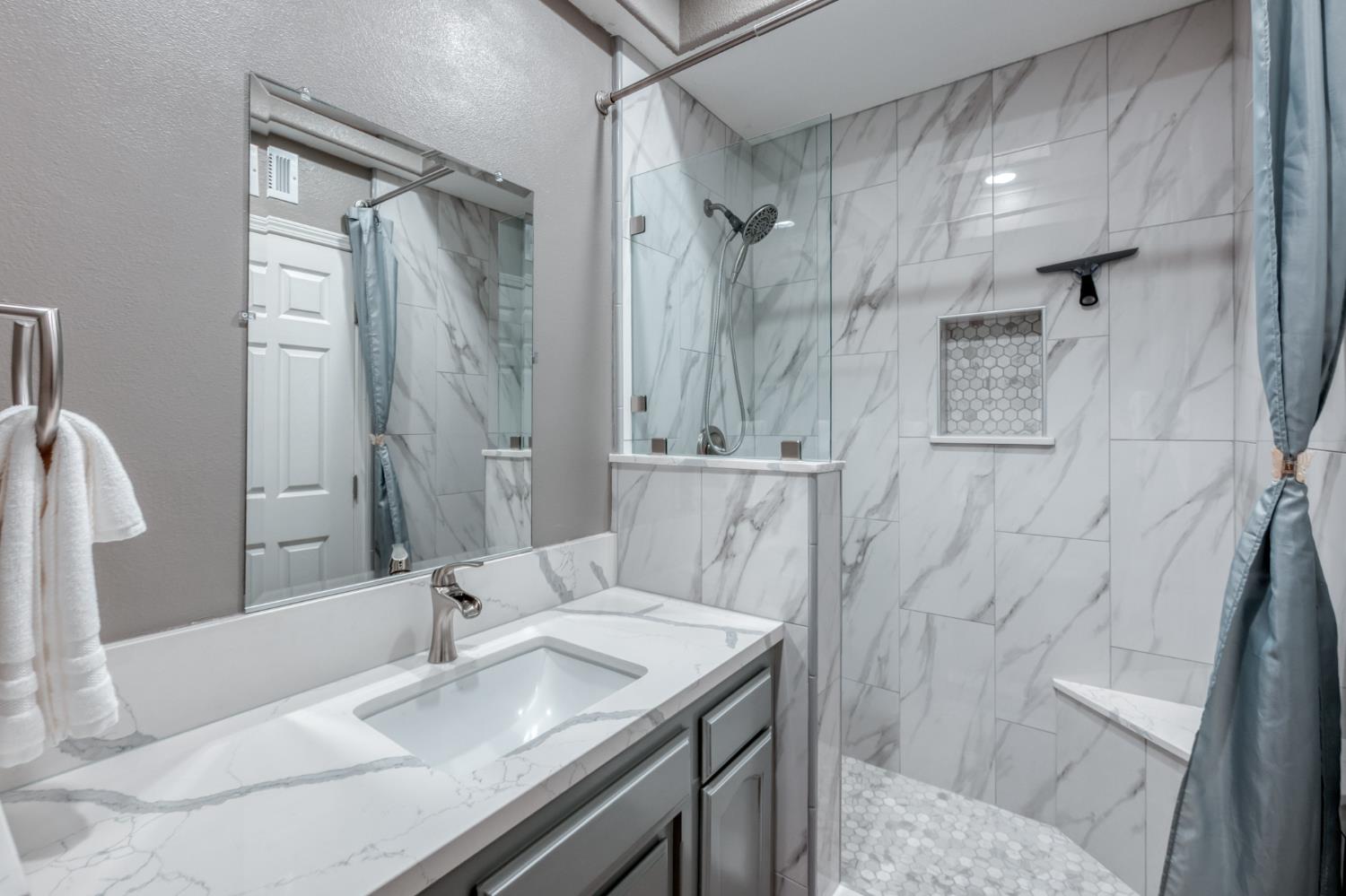 6251 N Gilroy Ave, Fresno, CA 93722