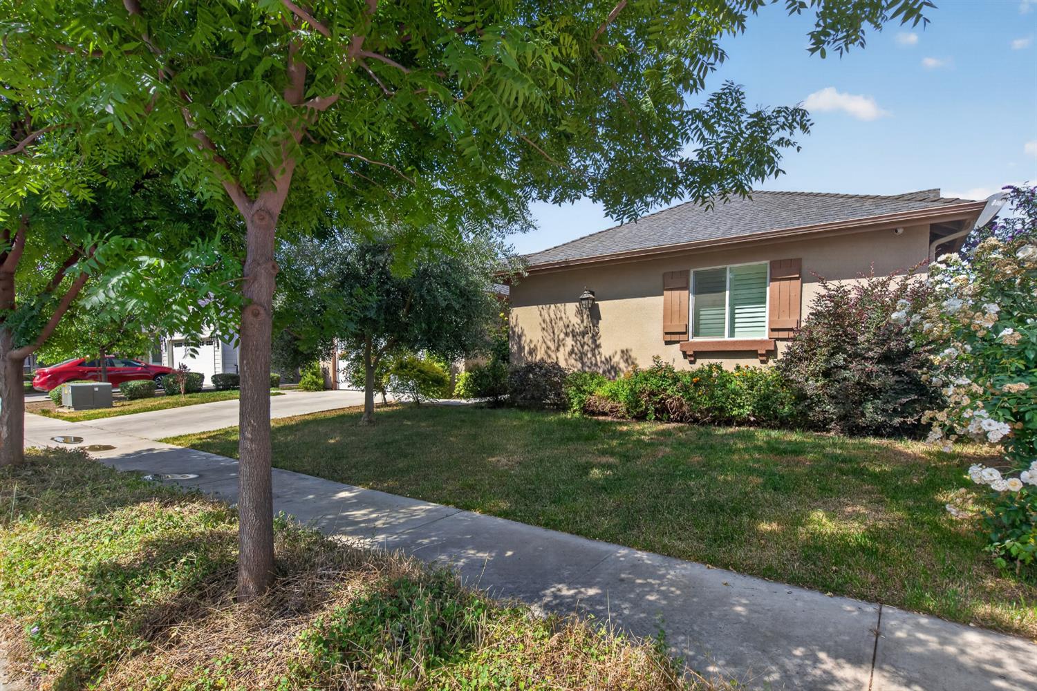 2113 S Columbus Ct, Visalia, CA 93277