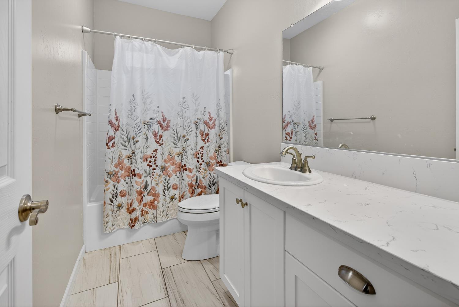 2113 S Columbus Ct, Visalia, CA 93277