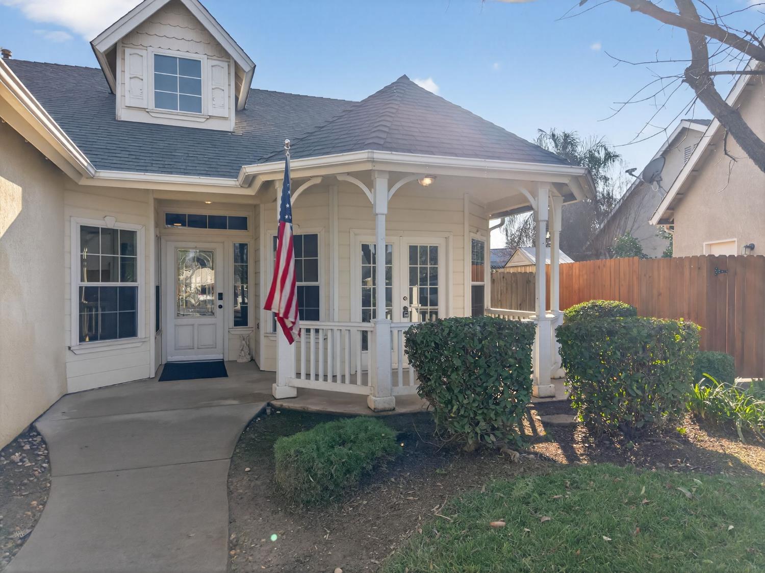 260 W Loyola Ave, Clovis, CA 93619