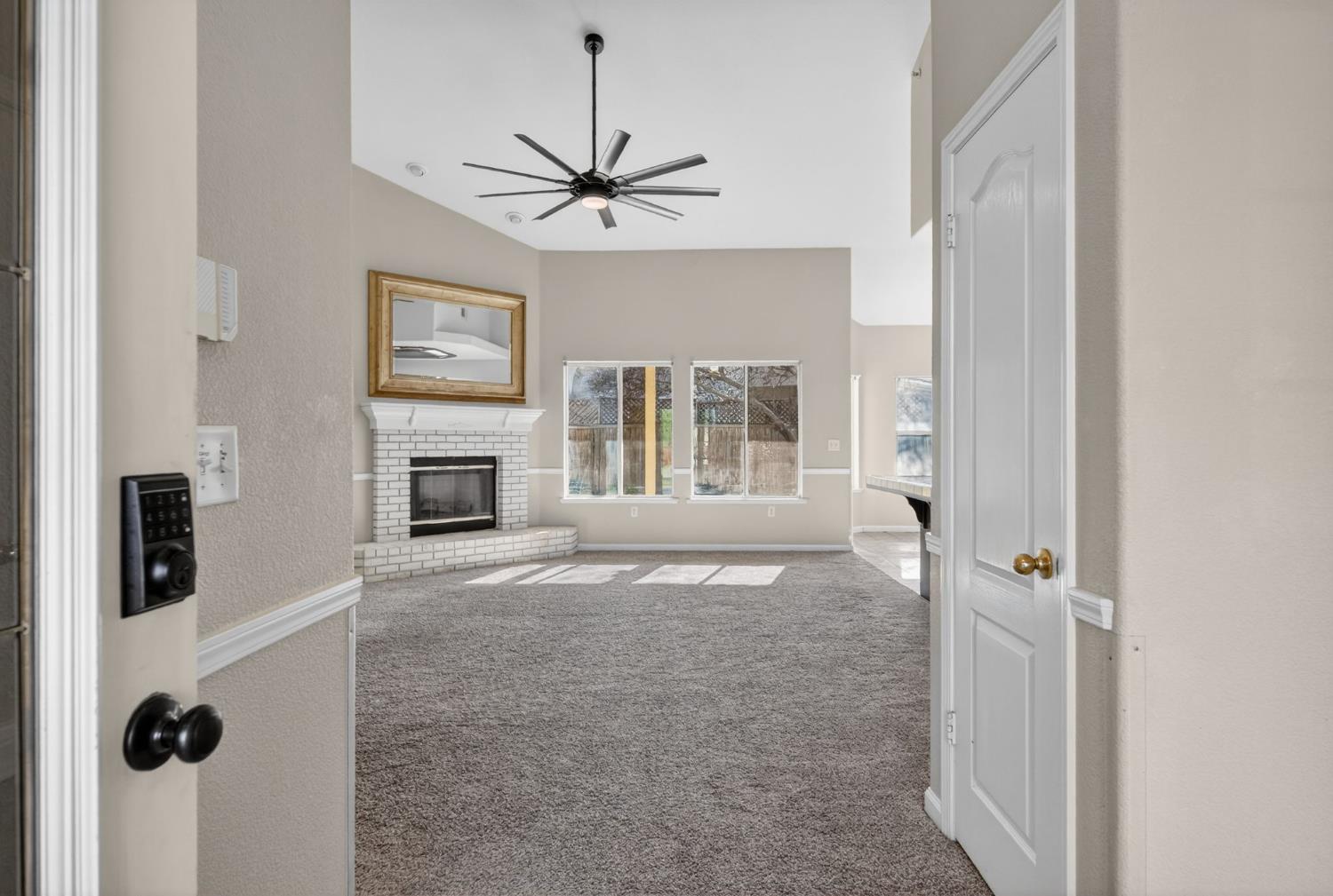 260 W Loyola Ave, Clovis, CA 93619