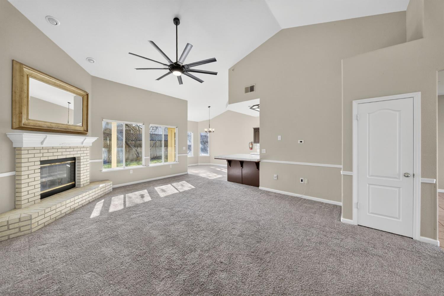 260 W Loyola Ave, Clovis, CA 93619