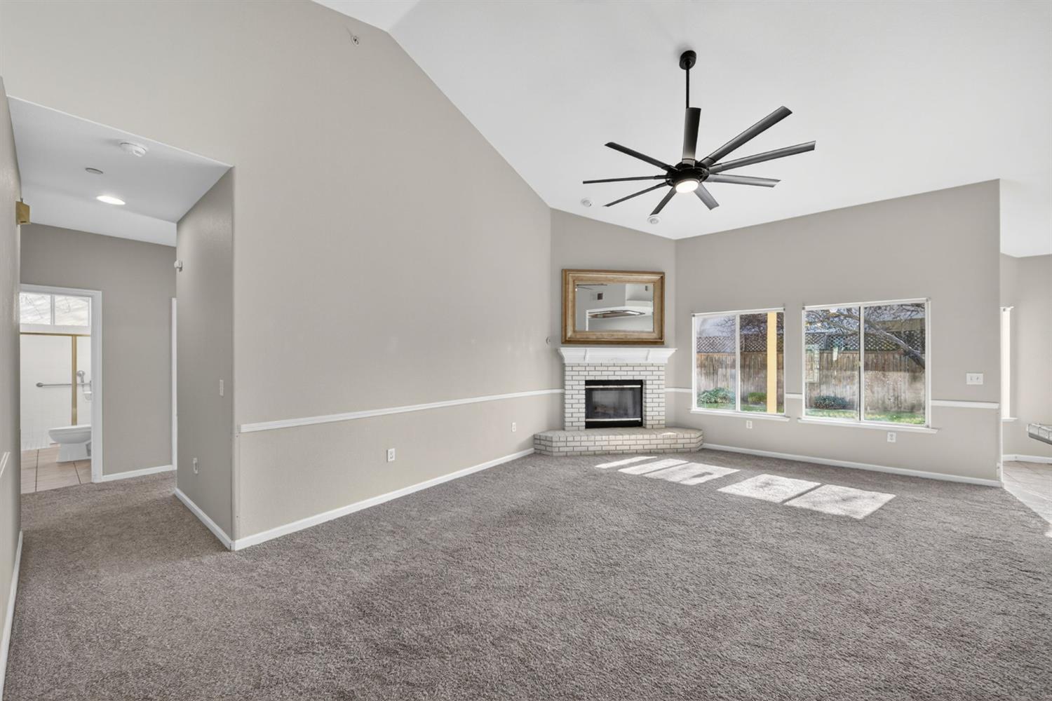 260 W Loyola Ave, Clovis, CA 93619