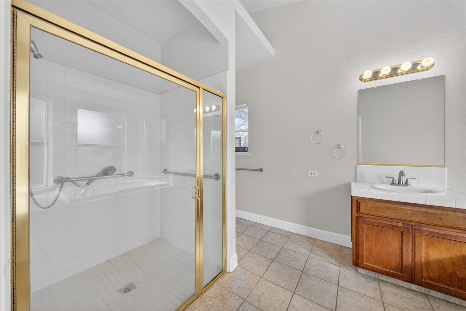 260 W Loyola Ave, Clovis, CA 93619