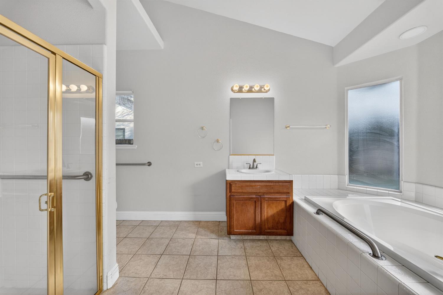 260 W Loyola Ave, Clovis, CA 93619