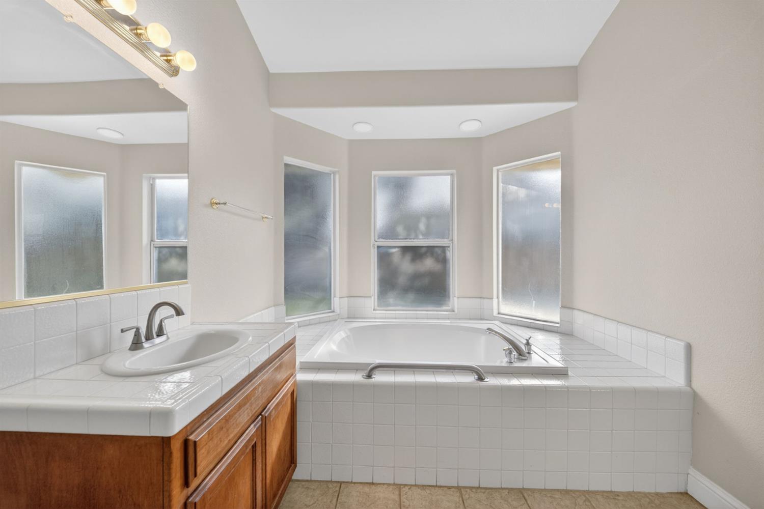 260 W Loyola Ave, Clovis, CA 93619