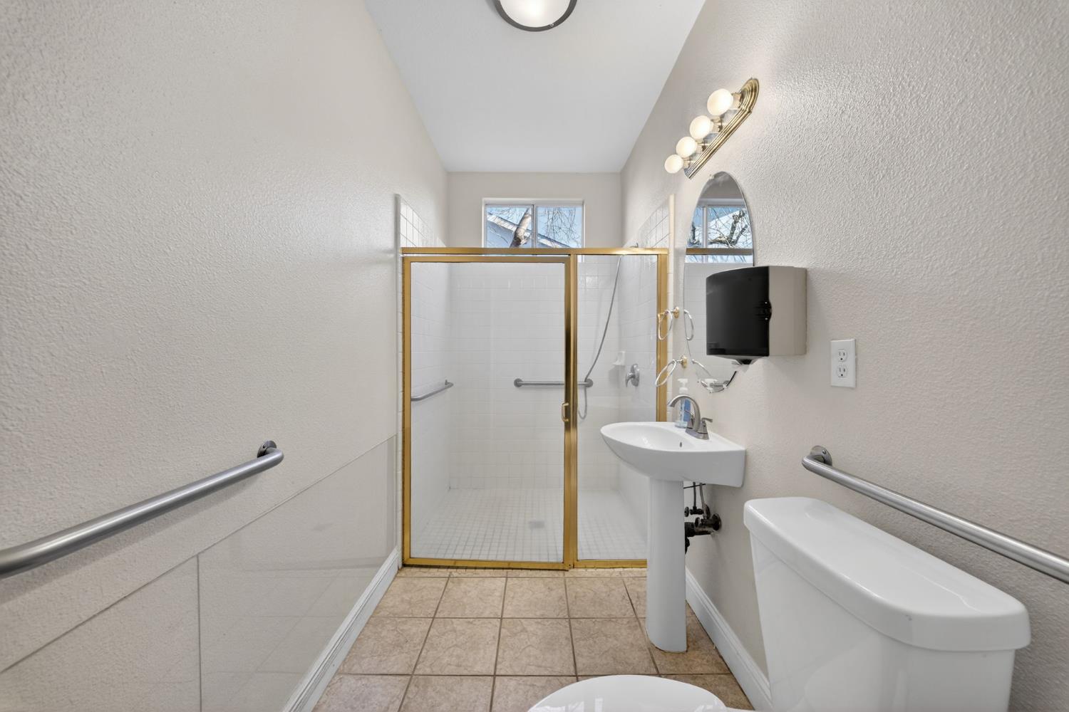 260 W Loyola Ave, Clovis, CA 93619