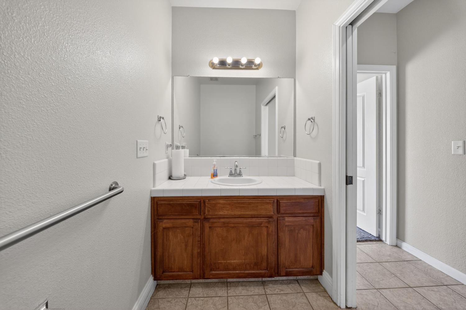 260 W Loyola Ave, Clovis, CA 93619