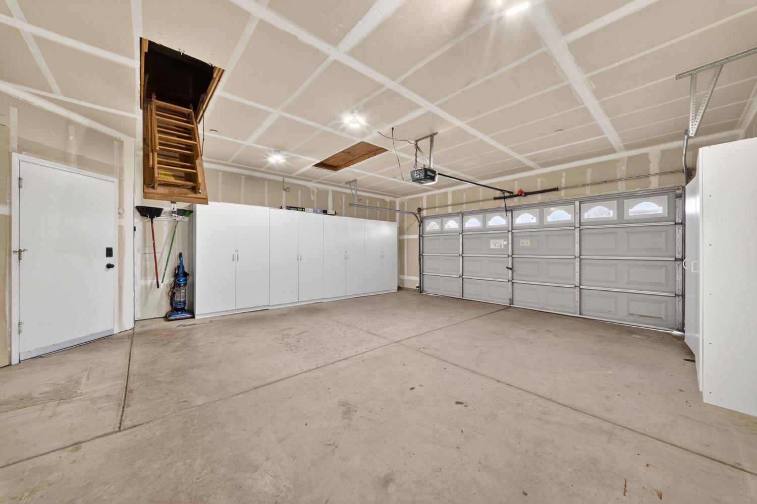 260 W Loyola Ave, Clovis, CA 93619