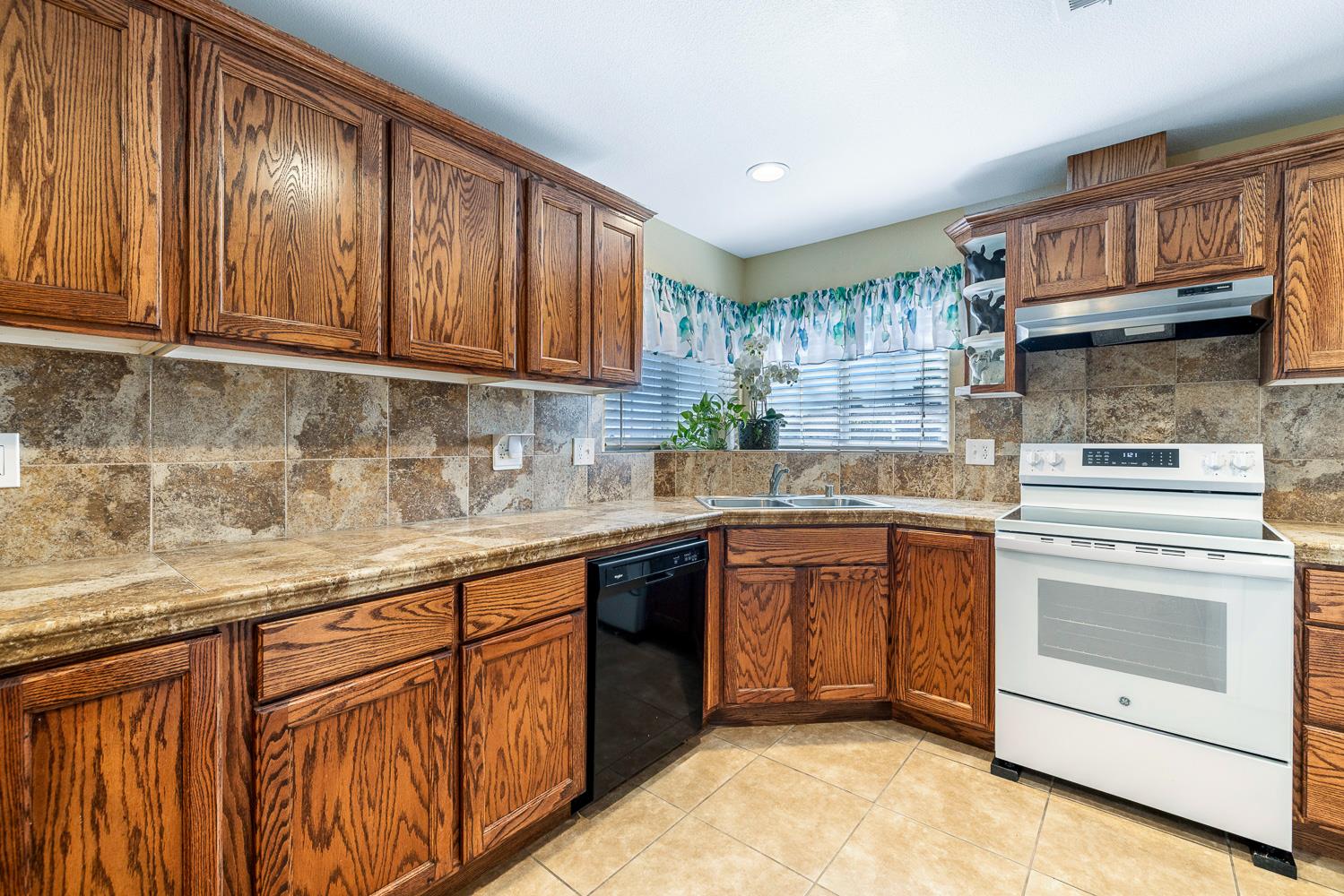 6213 N Anna, Fresno, CA 93710