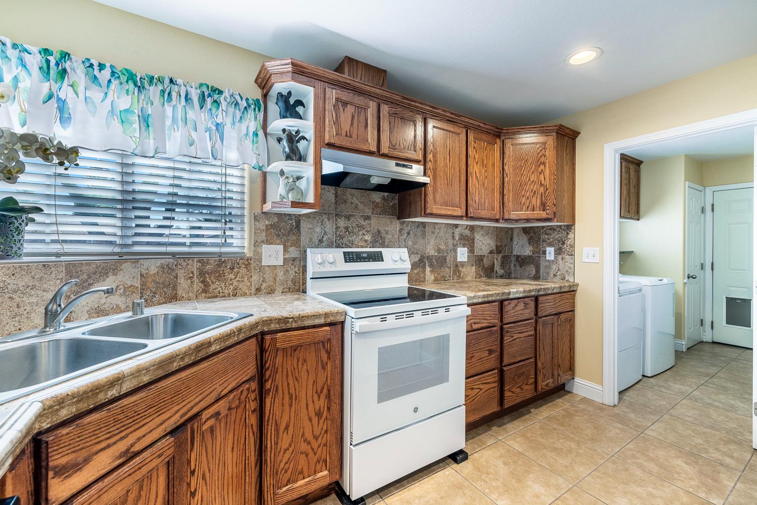 6213 N Anna, Fresno, CA 93710