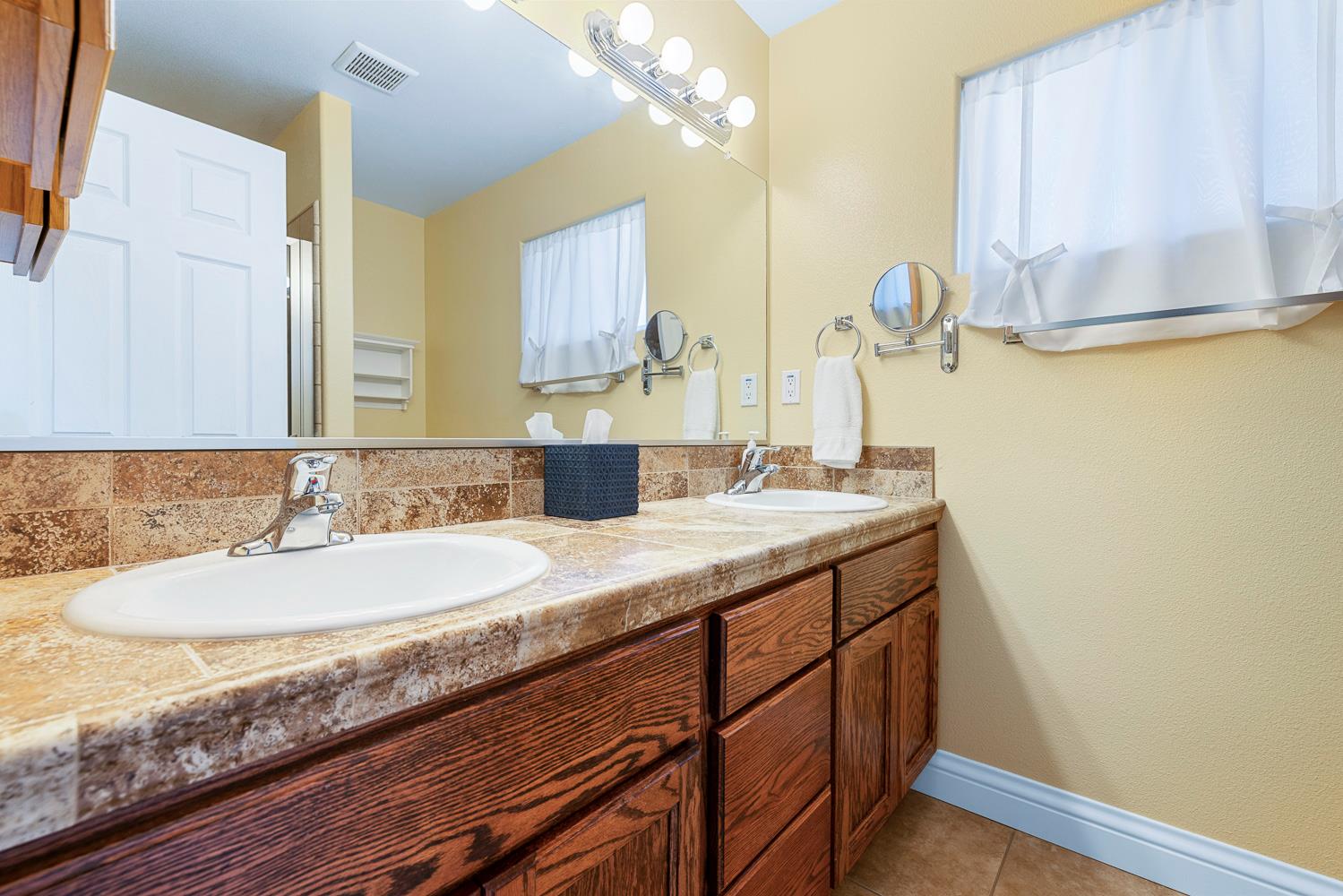 6213 N Anna, Fresno, CA 93710