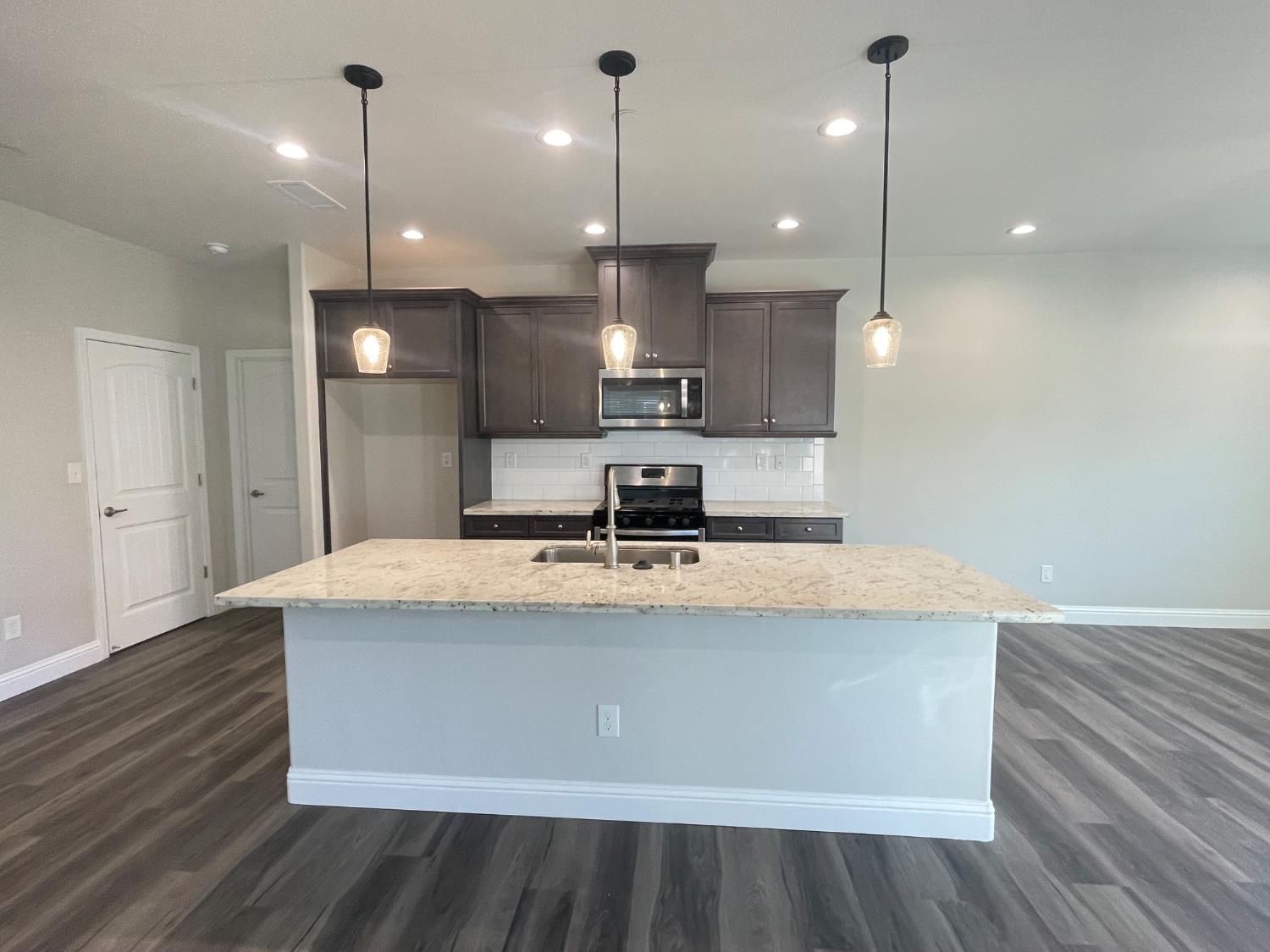 105 N Walnut Ave, Kerman, CA 93630