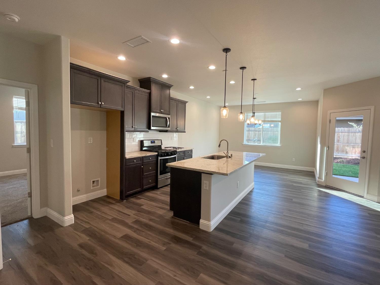 105 N Walnut Ave, Kerman, CA 93630