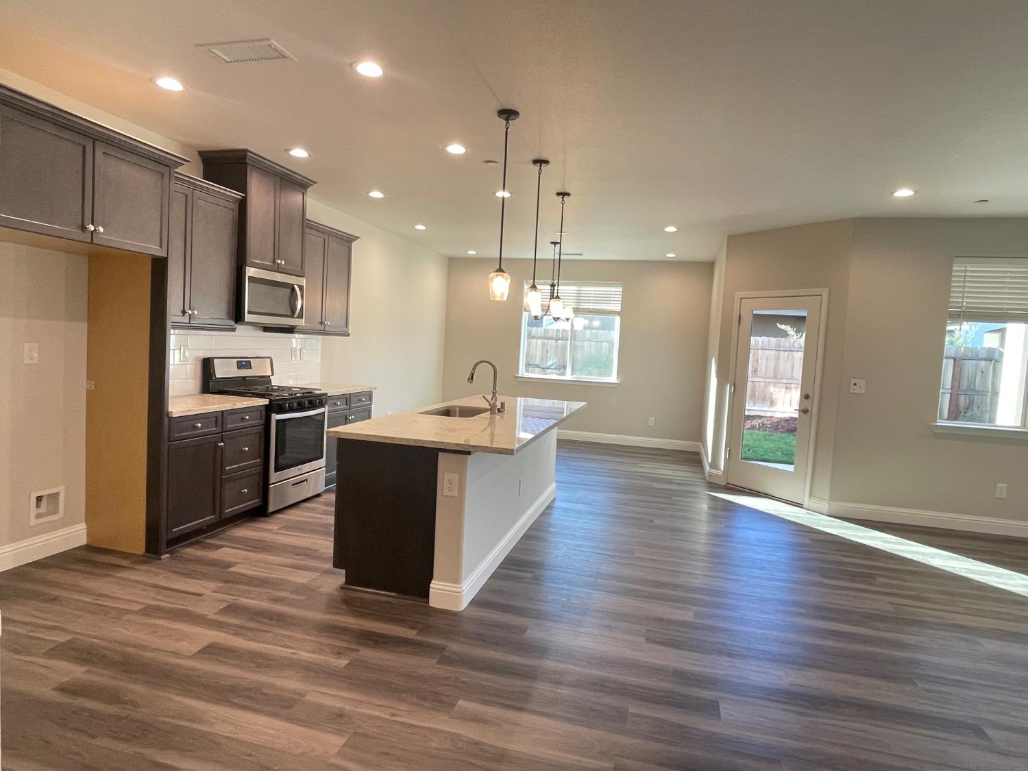 105 N Walnut Ave, Kerman, CA 93630