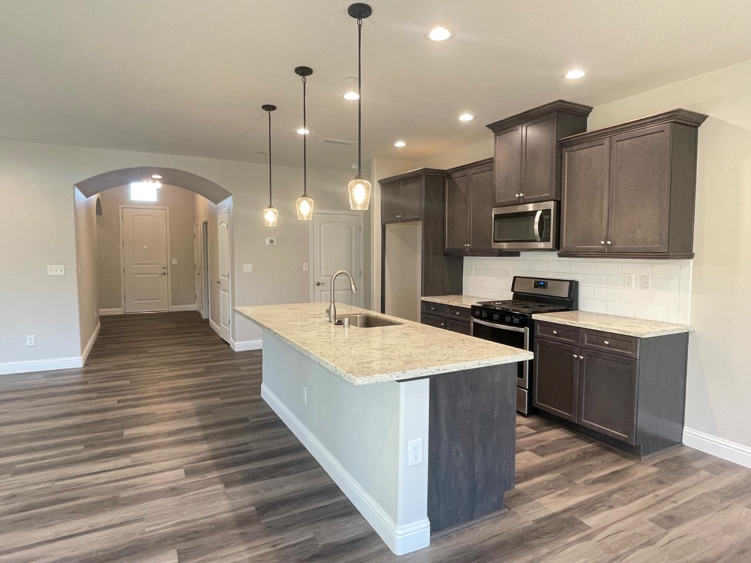 105 N Walnut Ave, Kerman, CA 93630