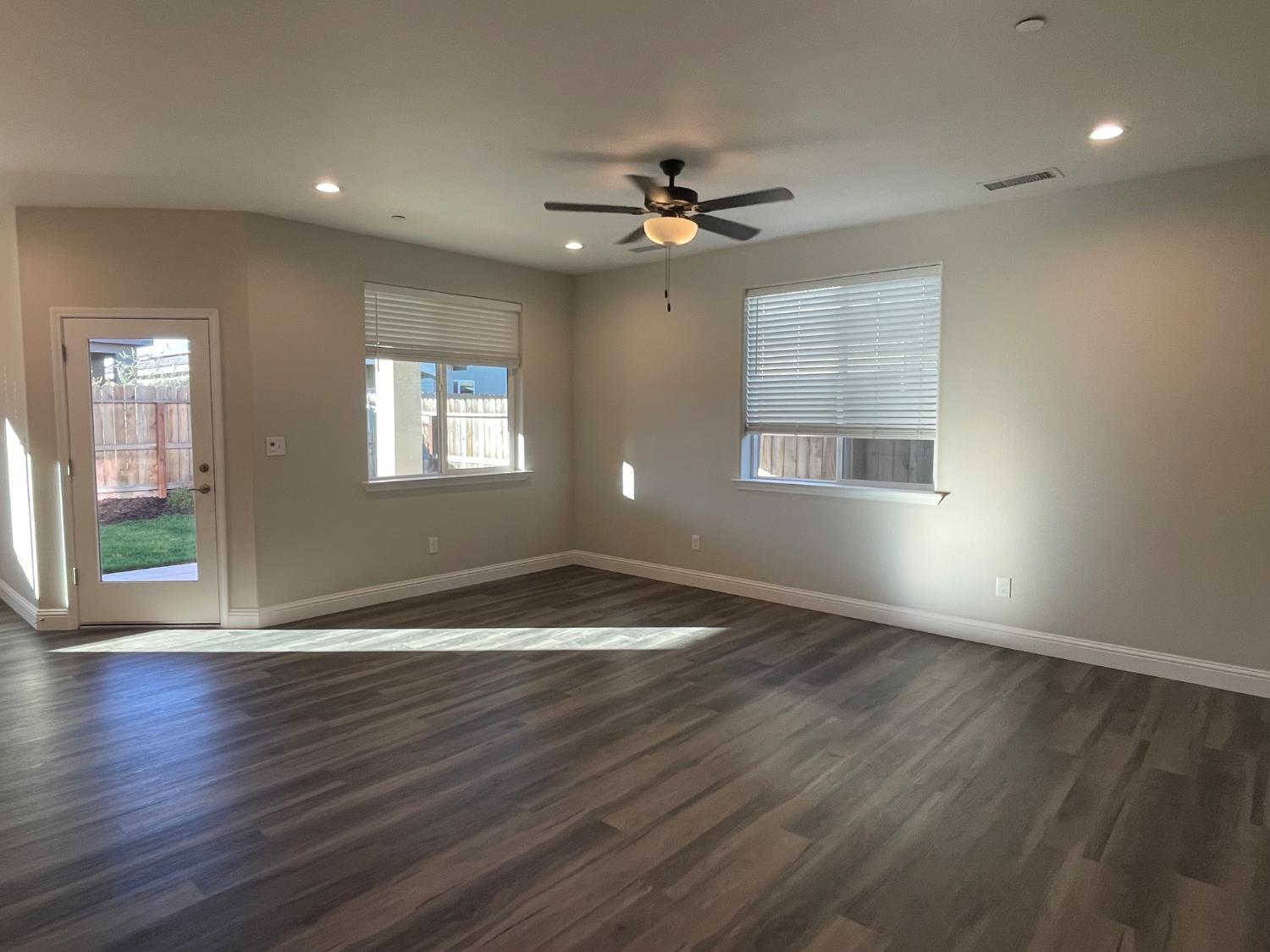 105 N Walnut Ave, Kerman, CA 93630