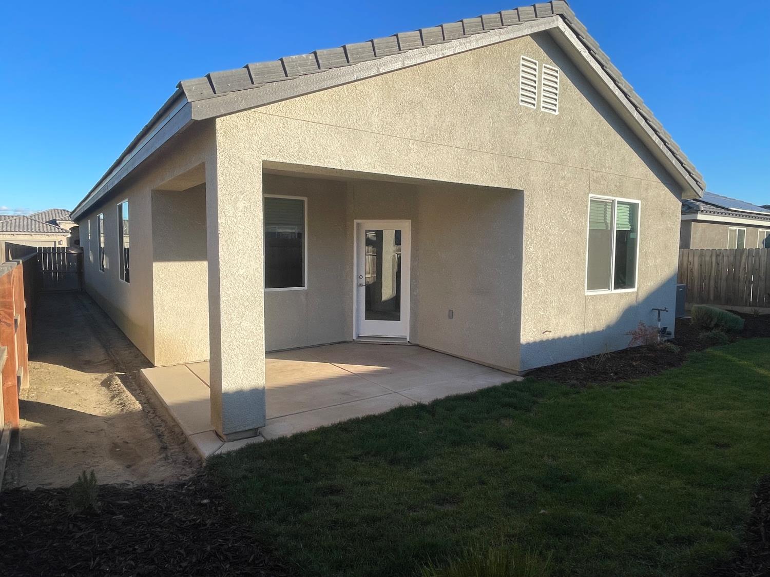 105 N Walnut Ave, Kerman, CA 93630