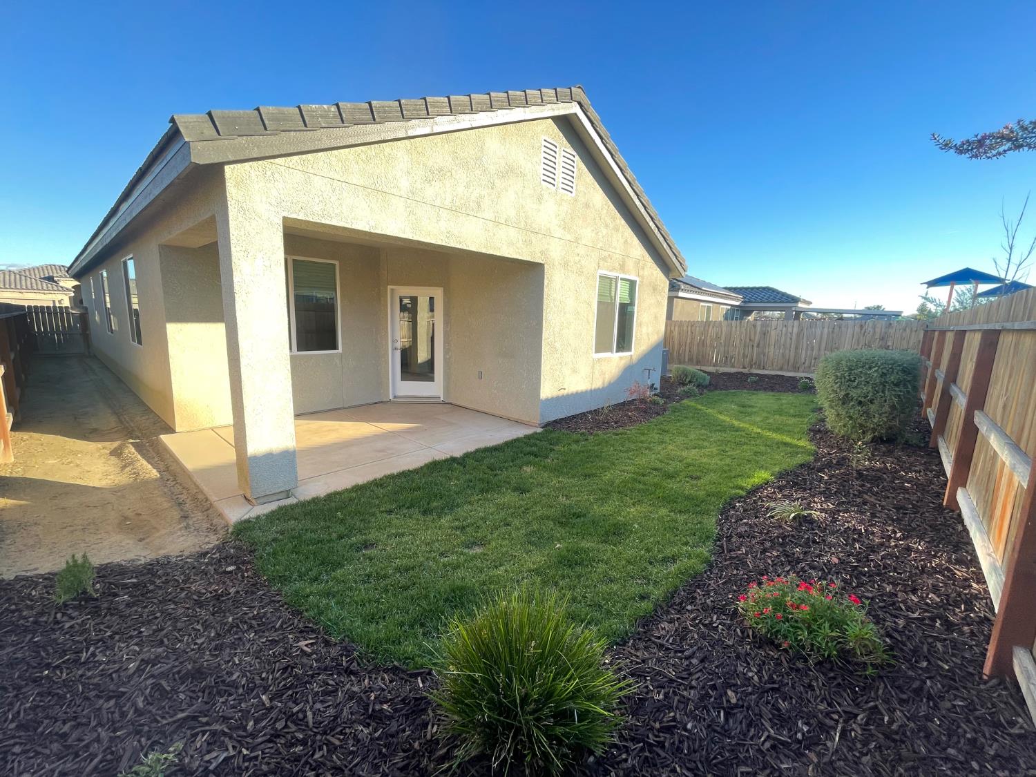 105 N Walnut Ave, Kerman, CA 93630