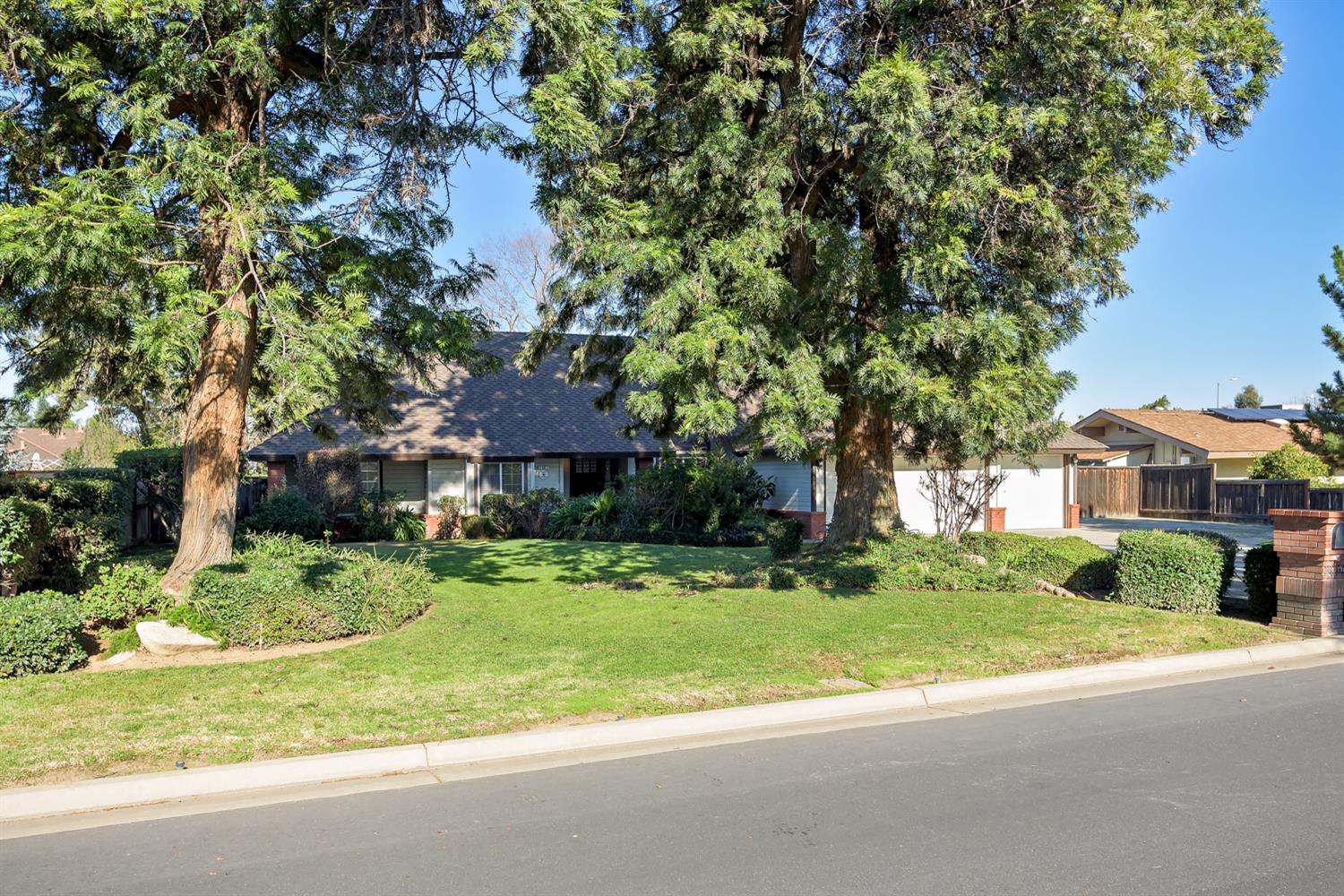 2061 Santa Ana Ave, Clovis, CA 93611