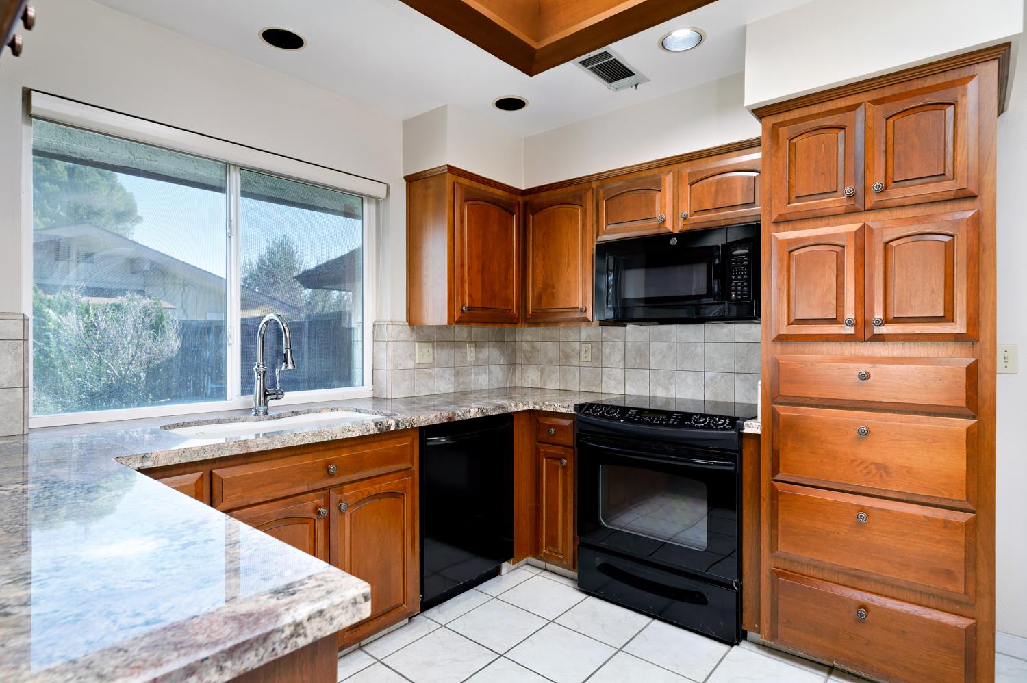 2061 Santa Ana Ave, Clovis, CA 93611