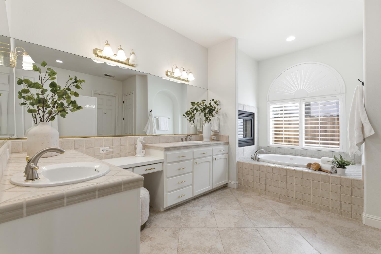 9584 N Larkspur Ave, Fresno, CA 93720