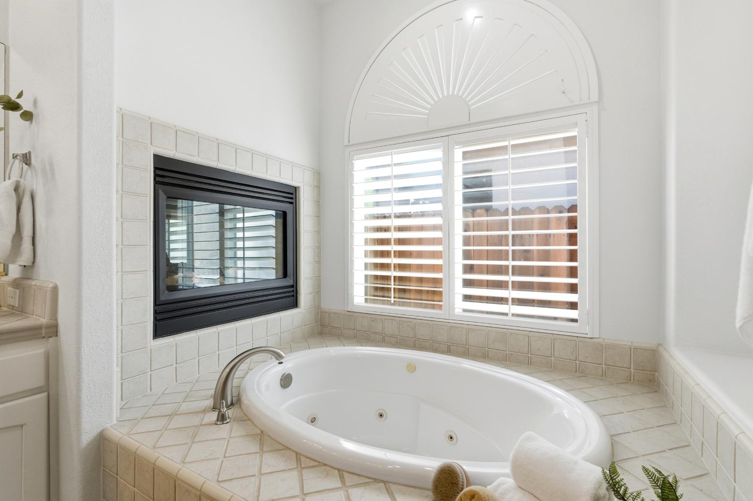 9584 N Larkspur Ave, Fresno, CA 93720