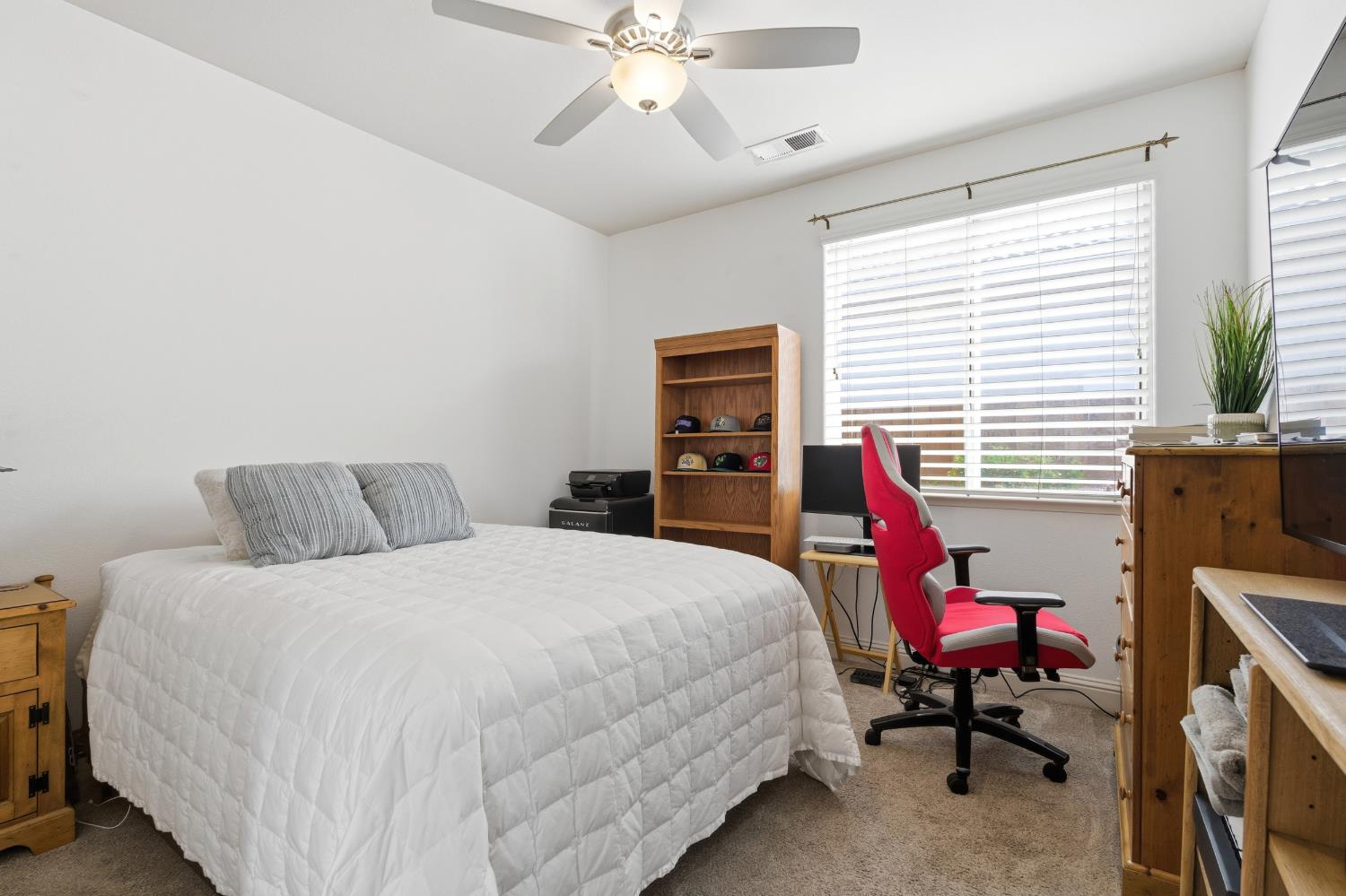 9584 N Larkspur Ave, Fresno, CA 93720