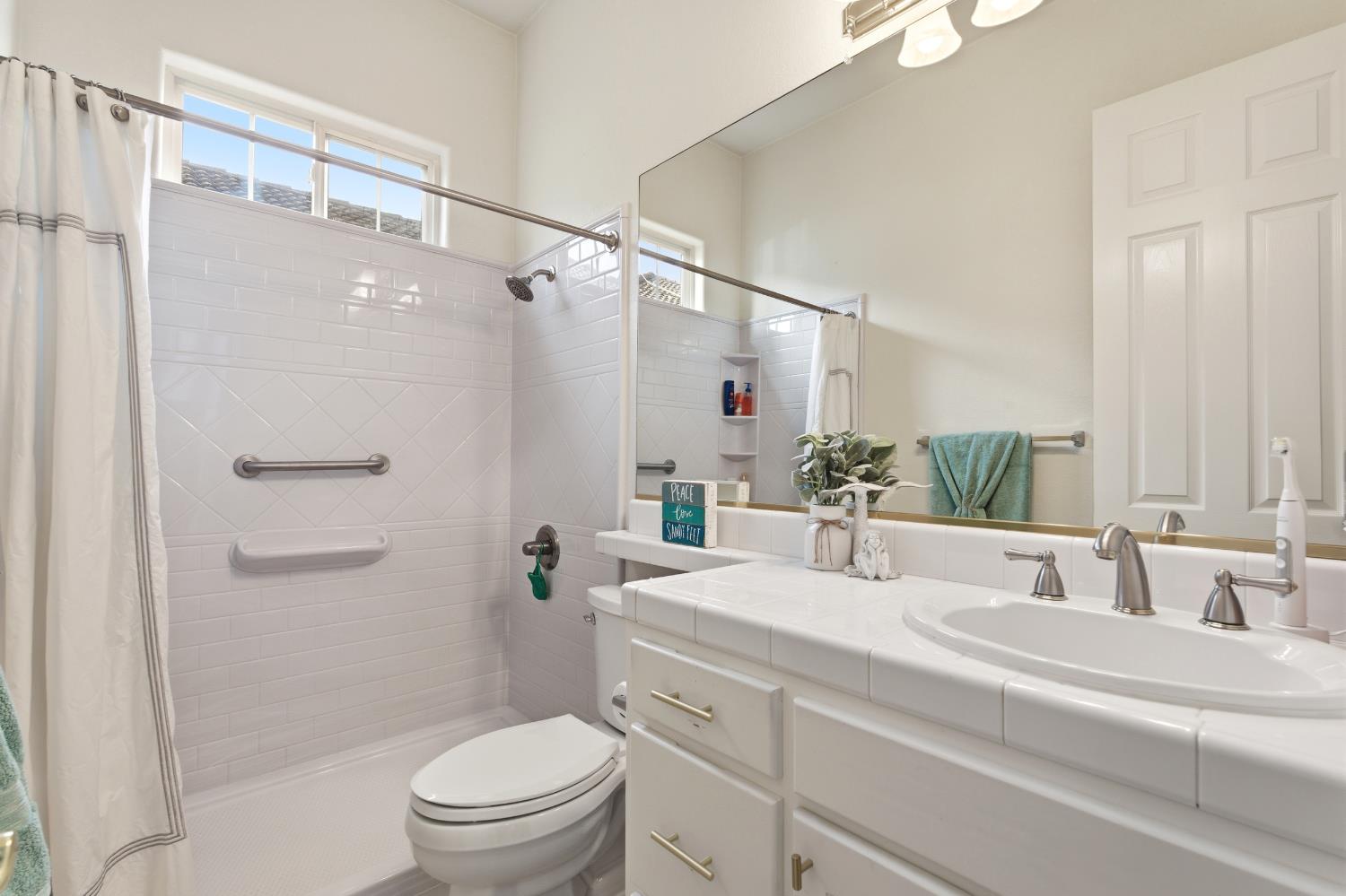 9584 N Larkspur Ave, Fresno, CA 93720