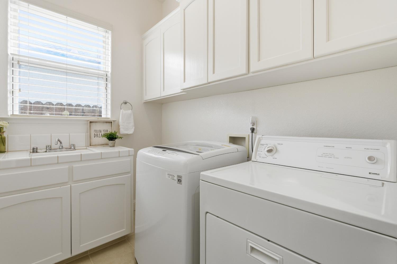 9584 N Larkspur Ave, Fresno, CA 93720