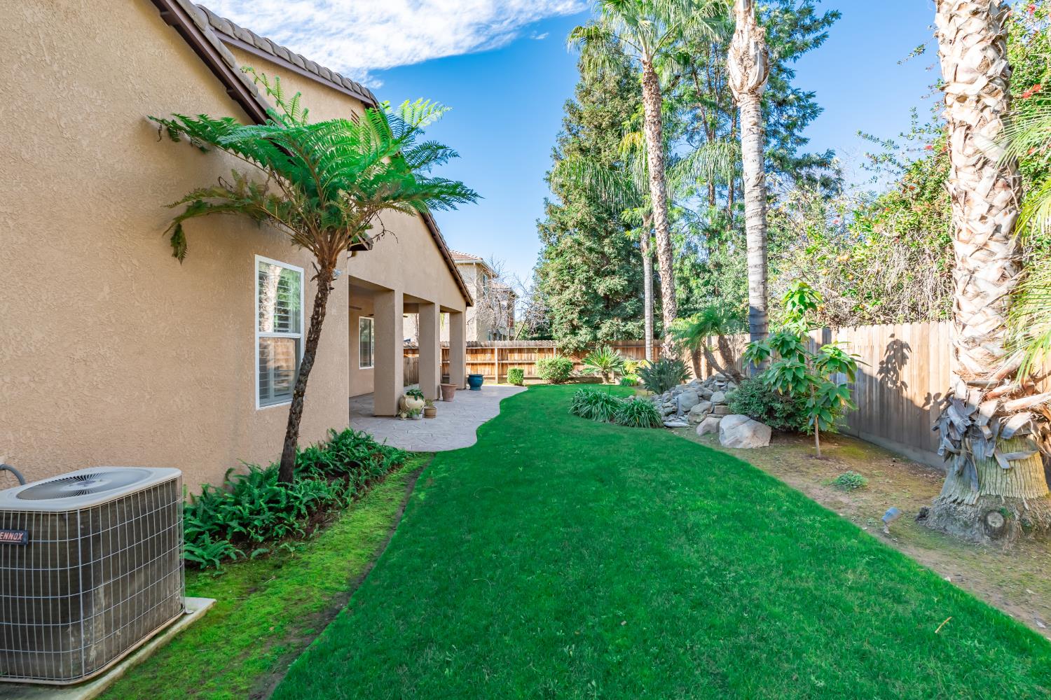 9584 N Larkspur Ave, Fresno, CA 93720