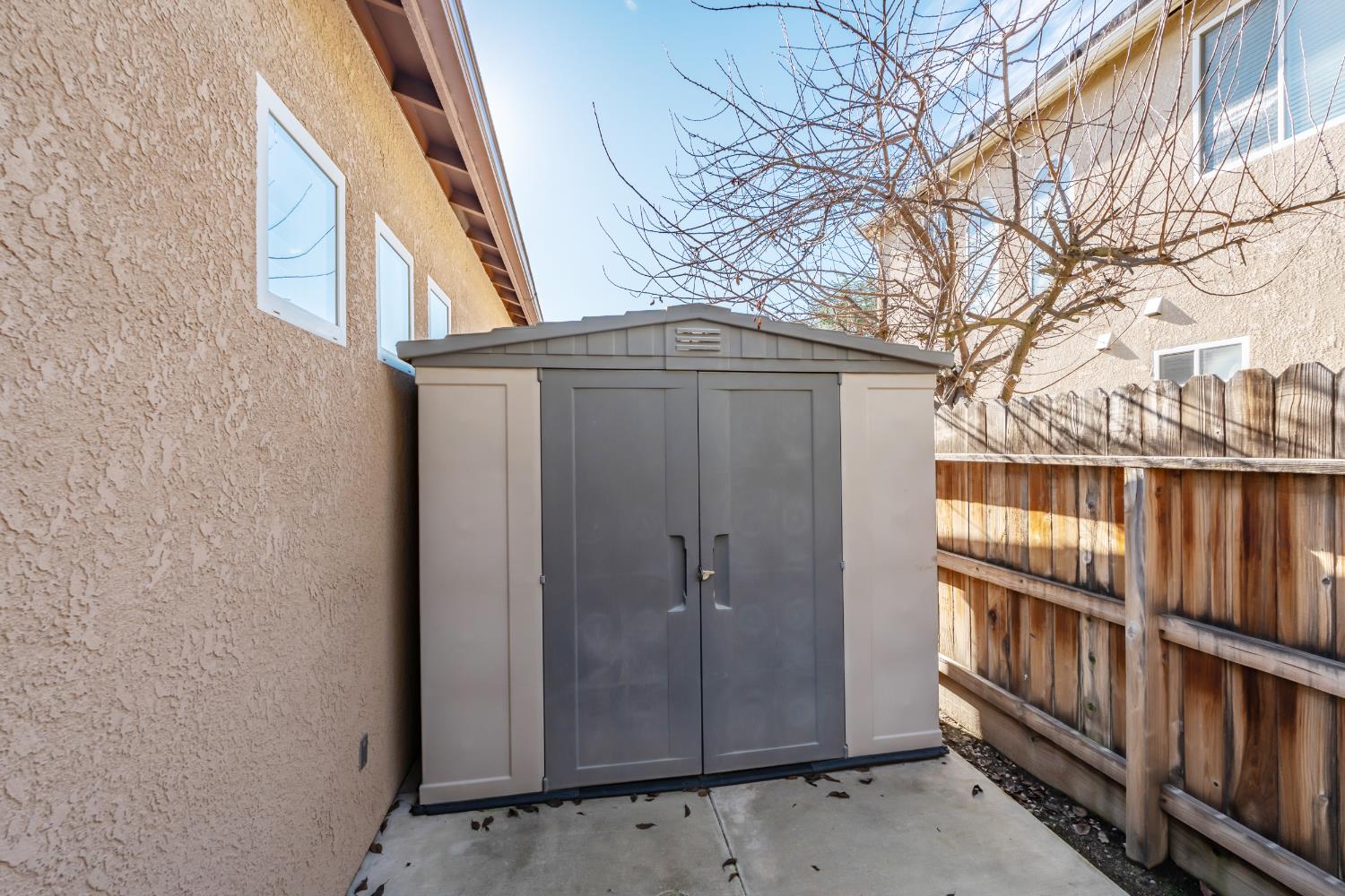 9584 N Larkspur Ave, Fresno, CA 93720