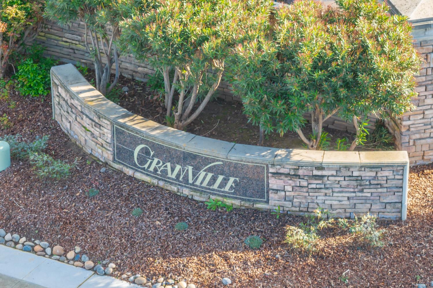 9584 N Larkspur Ave, Fresno, CA 93720