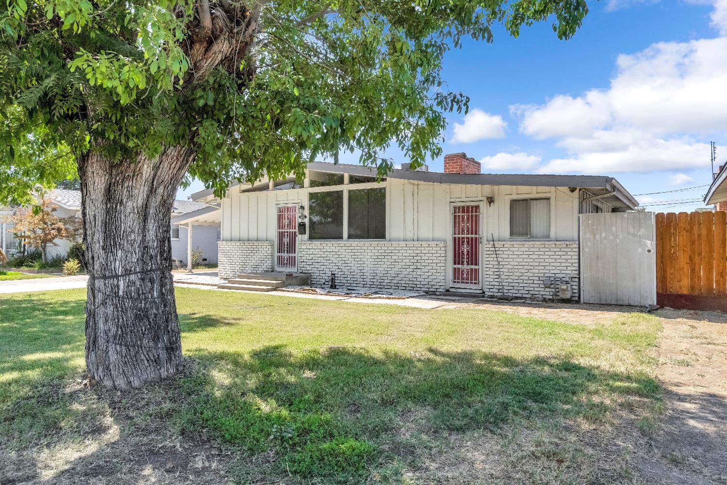 835 I St, Parlier, CA 93648