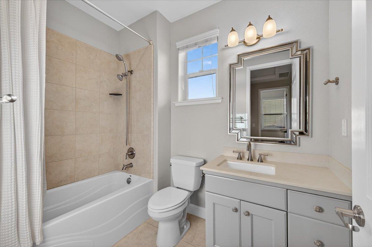 11664 BELLA VERDE Ave, Fresno, CA 93730