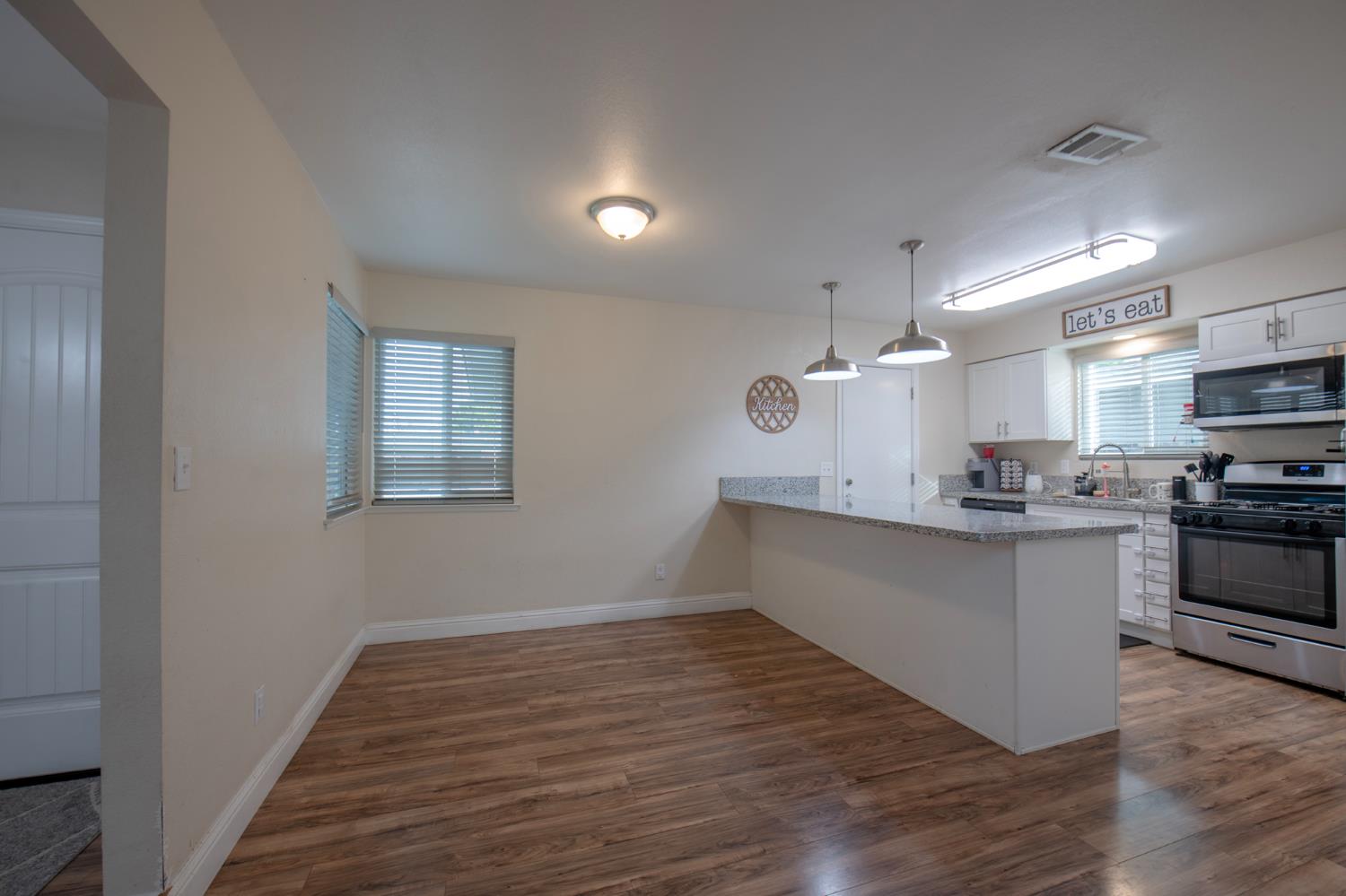 30 W Holland Ave, Clovis, CA 93612