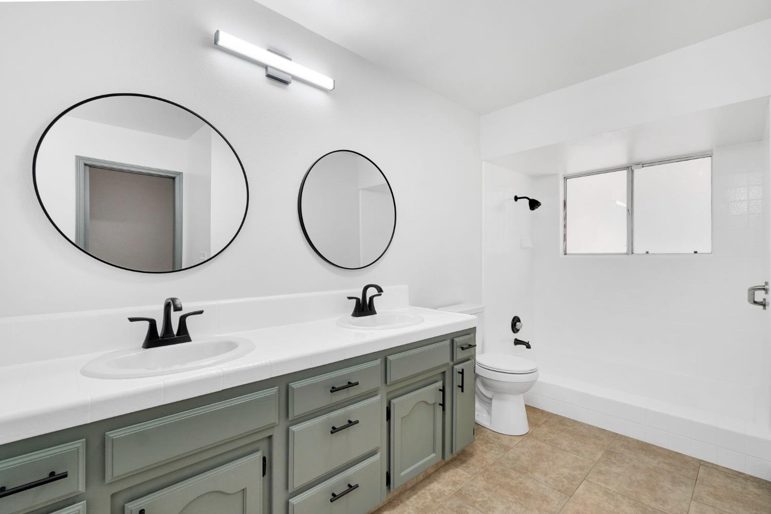 5881 W Locust Ave, Fresno, CA 93722