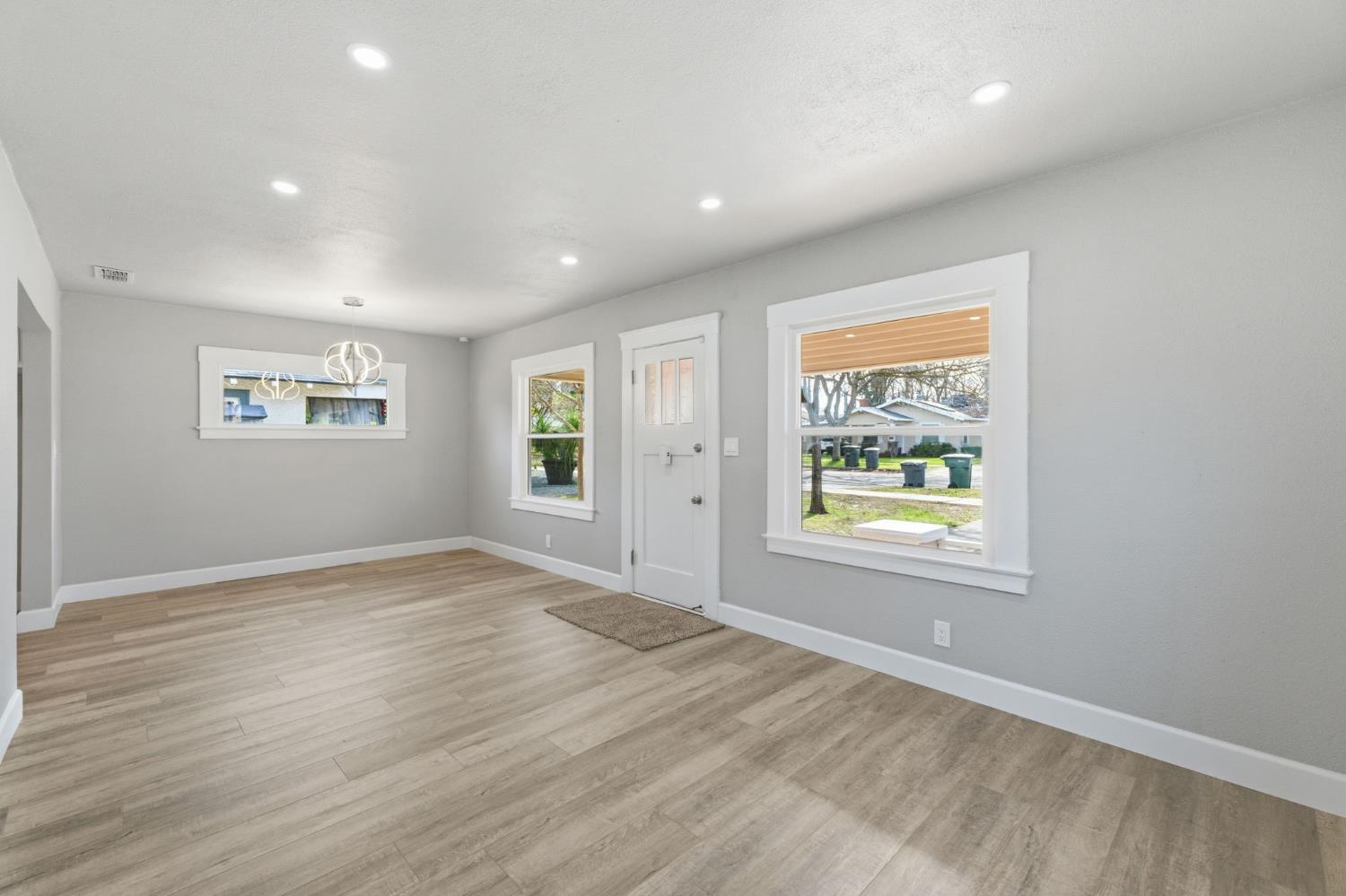 537 E Michigan Ave, Fresno, CA 93704