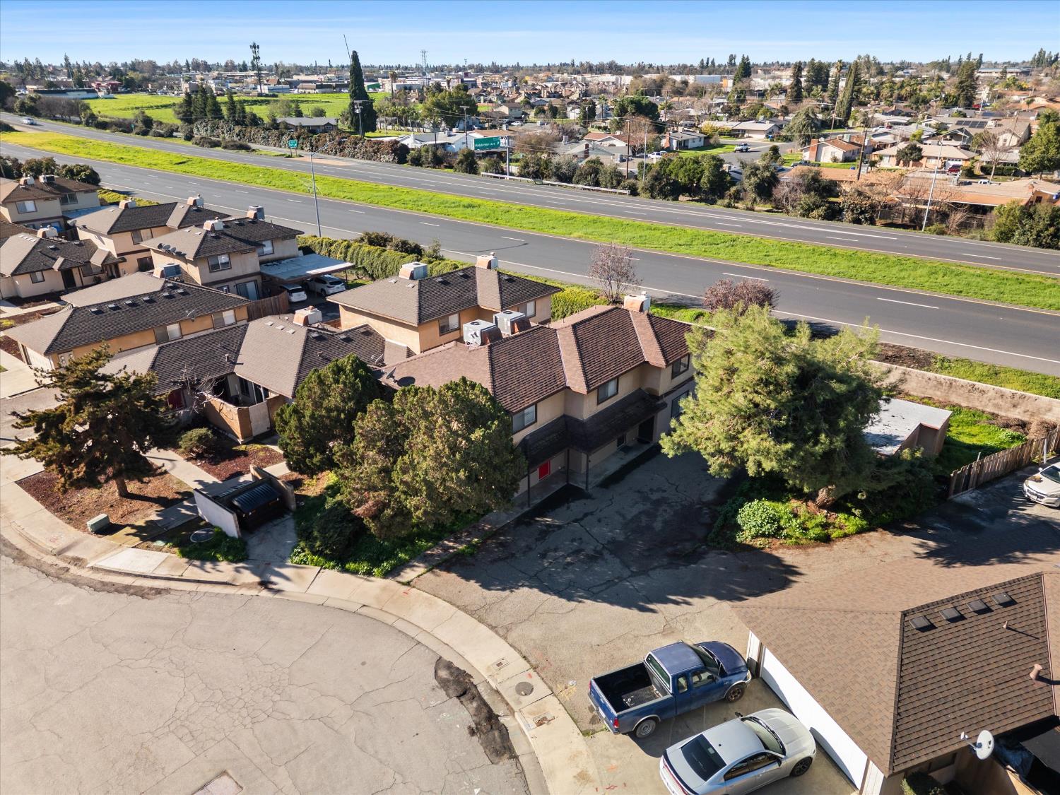 1081 Stonegate Cove Dr, Porterville, CA 93257