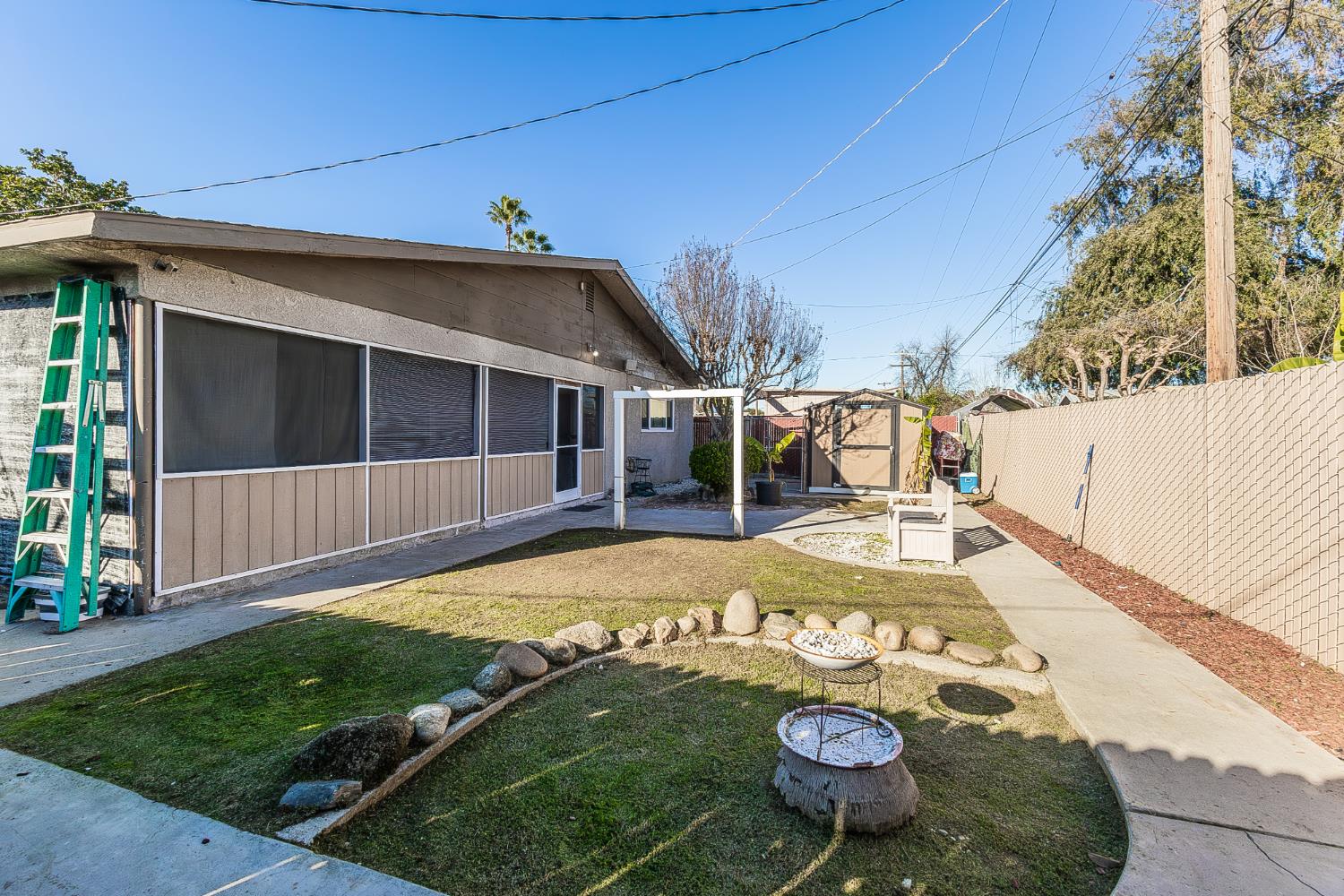 2467 S Holloway Ave, Fresno, CA 93725