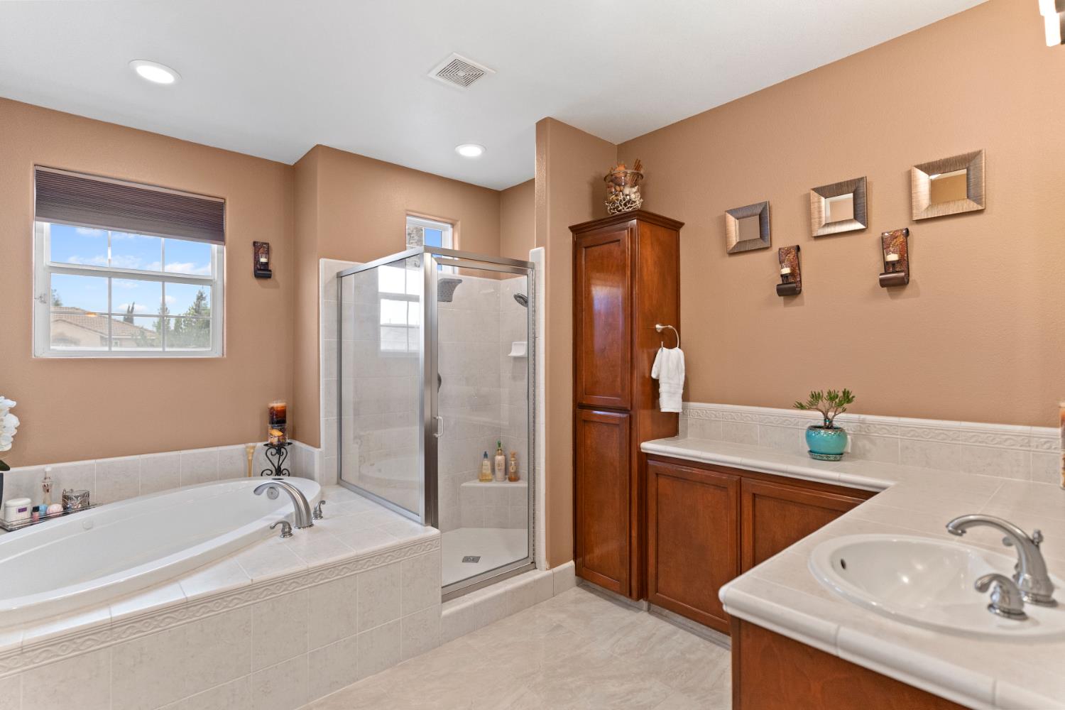 2878 E Omaha Ave, Fresno, CA 93720