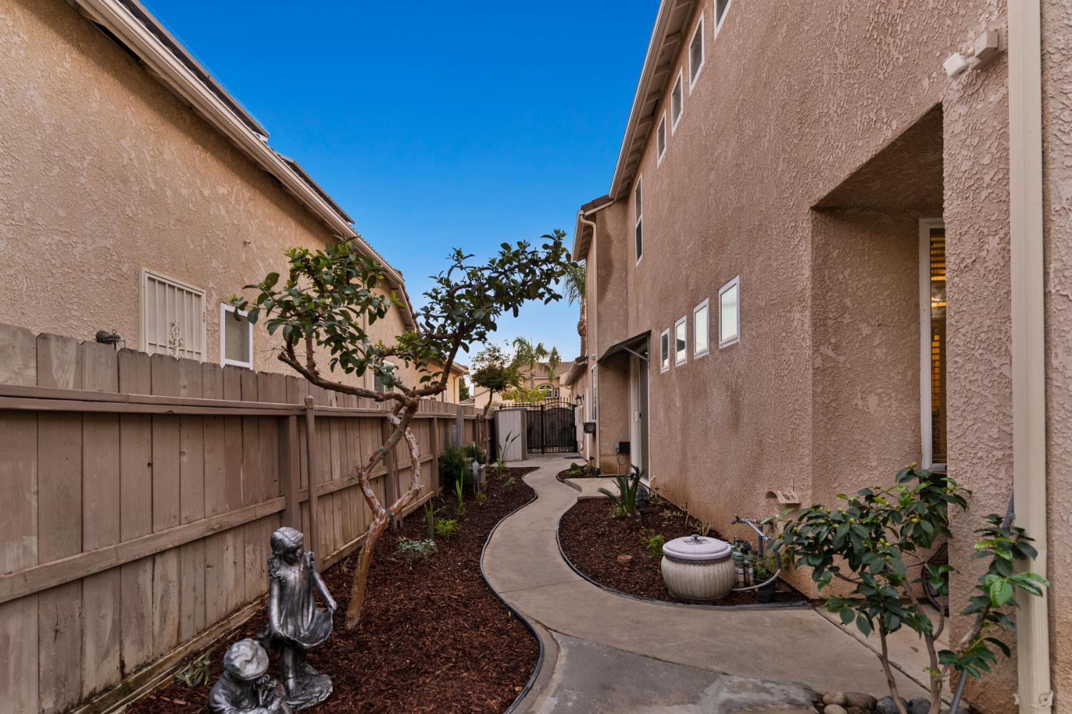 2878 E Omaha Ave, Fresno, CA 93720