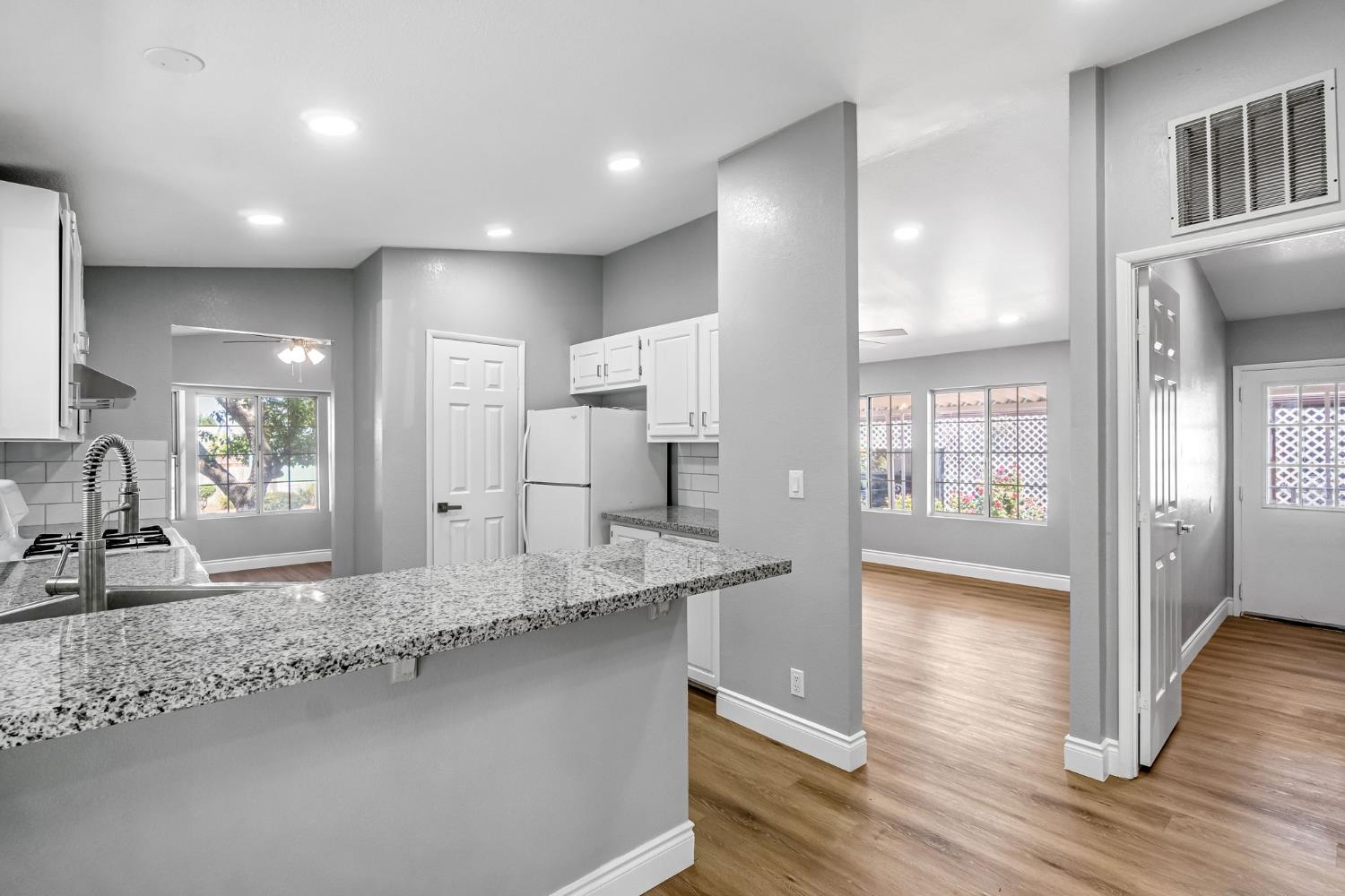 1218 E Cleveland Ave #103, Madera, CA 93638