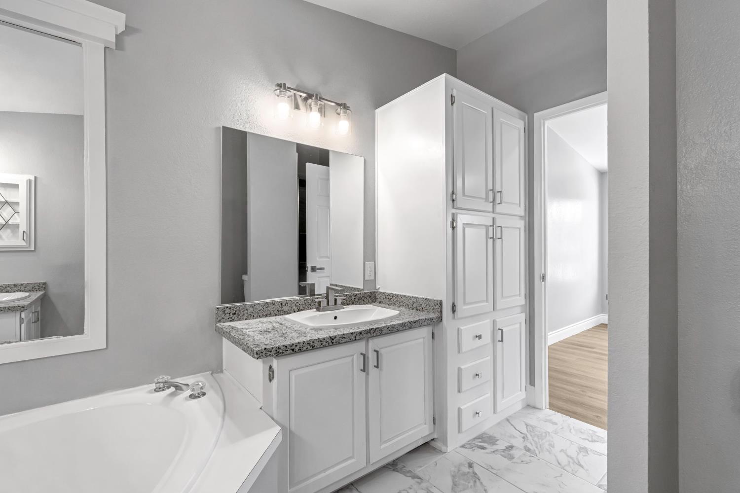 1218 E Cleveland Ave #103, Madera, CA 93638