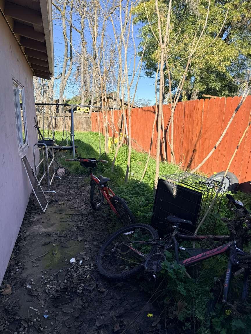 123 E Dennett Ave, Fresno, CA 93728