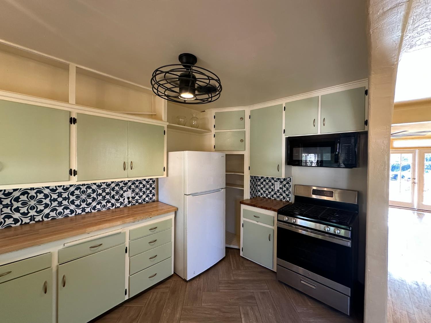 1441 N Calaveras St, Fresno, CA 93728