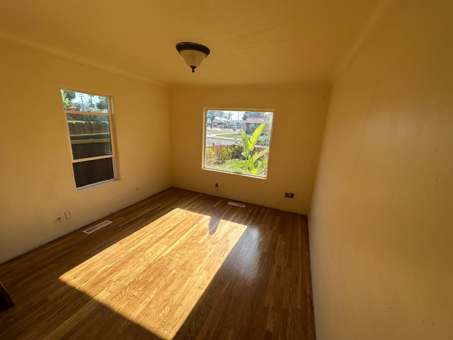 1441 N Calaveras St, Fresno, CA 93728