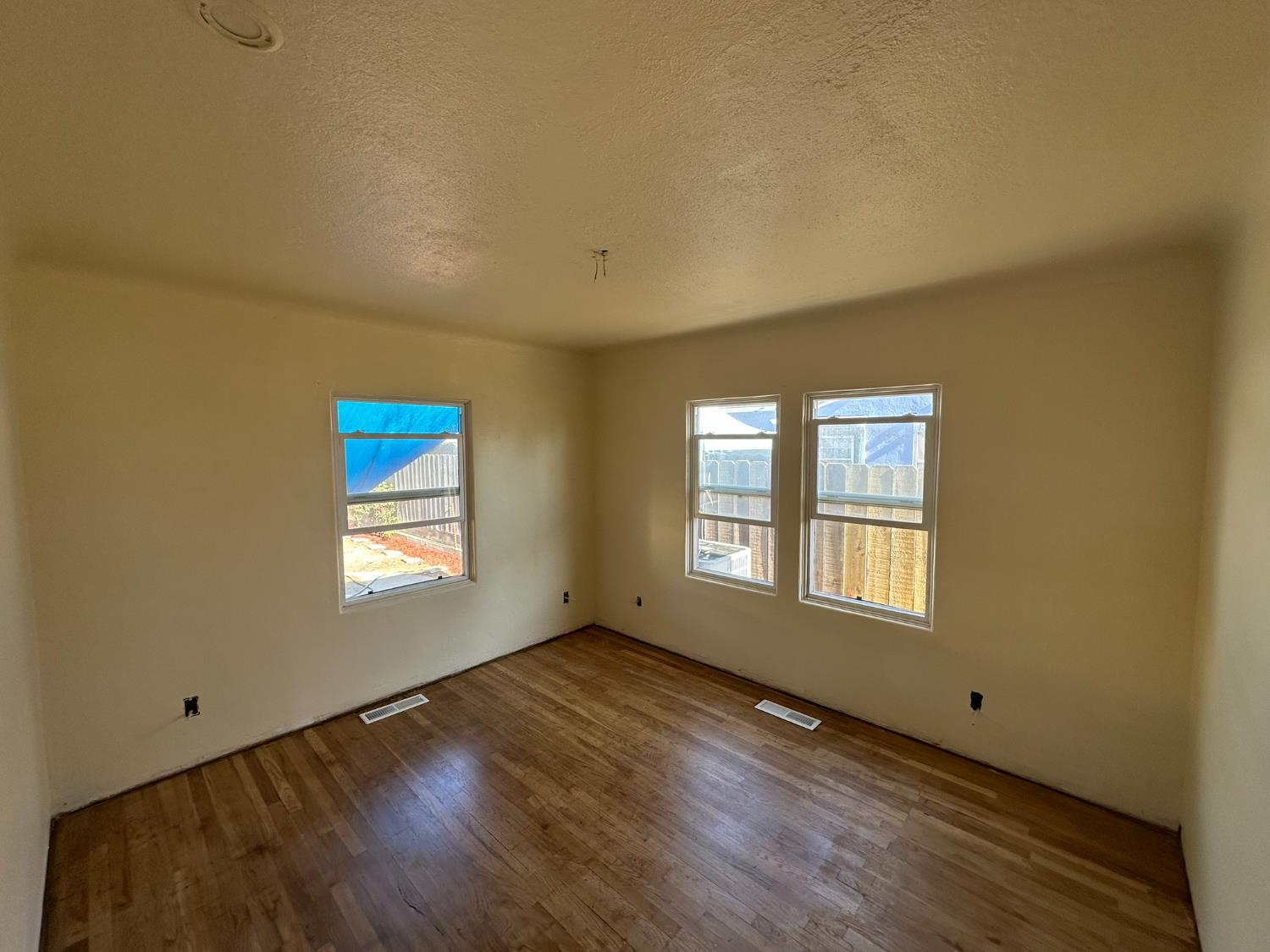 1441 N Calaveras St, Fresno, CA 93728