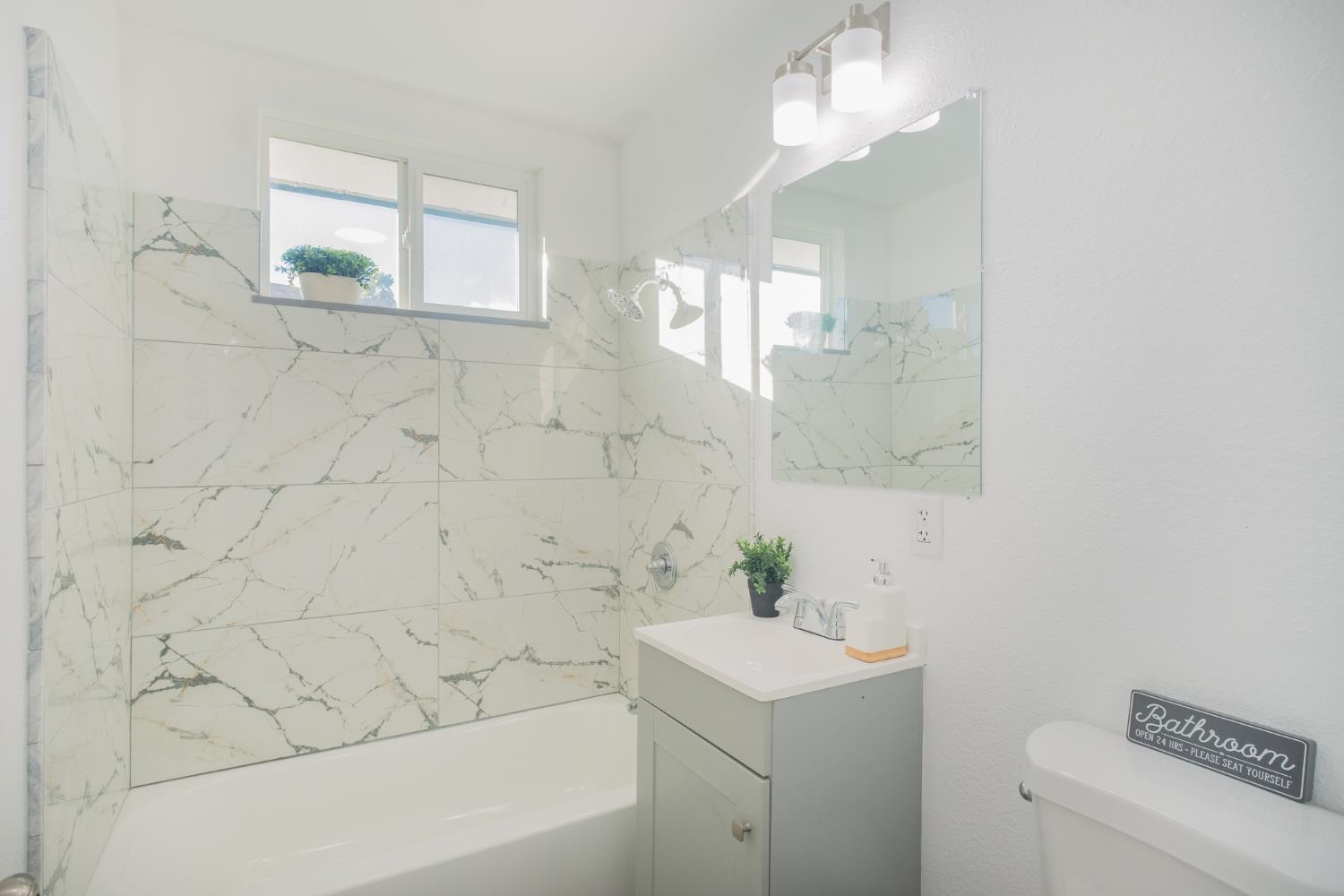 5750 E Ashlan Ave, Fresno, CA 93727