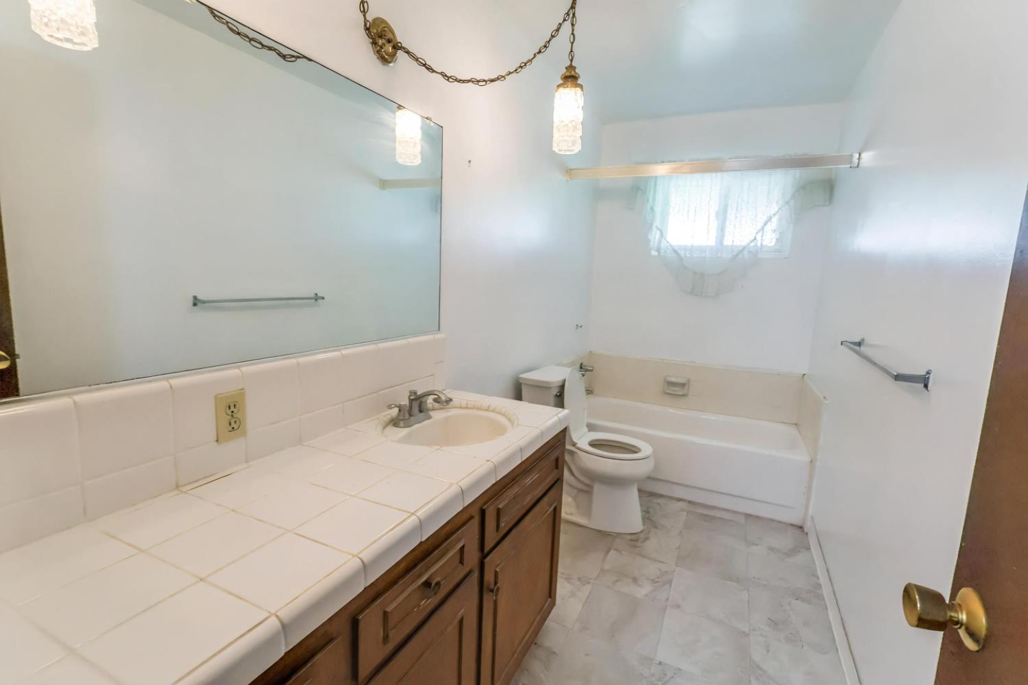 7403 E Alluvial Ave, Clovis, CA 93619